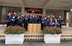 立委涂權吉率團隊為警消人員加菜，希望讓辛勞的警消夥伴們在崗位上感受到濃厚的年味與關懷。