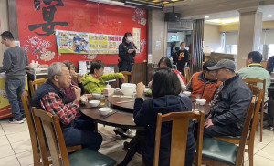楊梅警積極防詐宣導，提醒民眾識詐防詐保荷包。