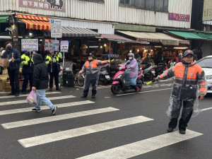 小年夜人潮現，壢警暖心提醒替代道路。