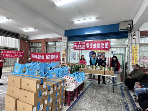 除夕春節寒冬送暖，壢警結合民力助弱勢。