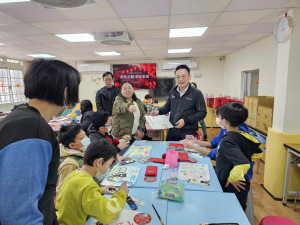 桃園市副市長蘇俊賓，向兒少與工作人員送上新春祝福。(市府提供)
