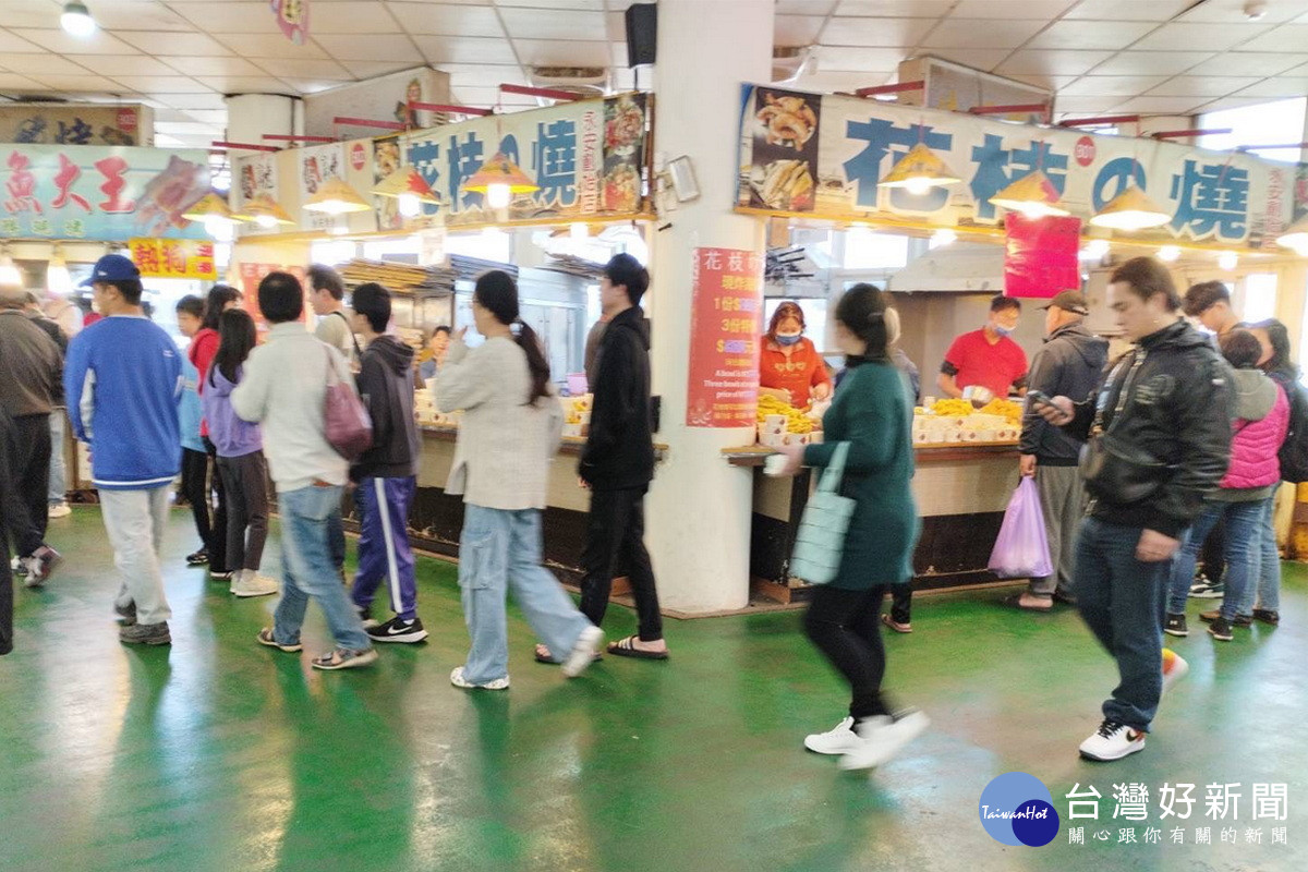 初二回娘家新春氣氛濃厚，竹圍、永安雙漁港人潮湧入。<br />
