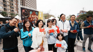 張市長與市民開心合影。