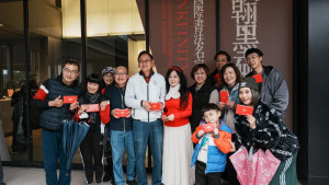 張市長與參展民眾開心合影。