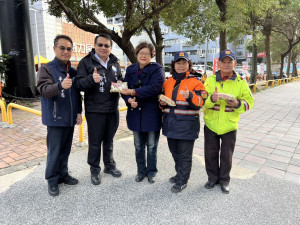 義交全力支援環南路地下道工程，平鎮警長親送暖心咖啡慰問。