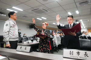 張市長擔任監誓人。