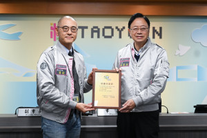 桃園市政府衛生局長賈蔚呈獻「健康促進工作獎項」予桃園市長張善政。