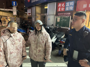 7旬婦購物迷途急問路，中壢警熱心協助返家。