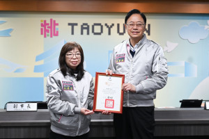 張市長接受婦幼局呈獻榮獲「內政部112年度新住民照顧服務績效成果考核優等」。