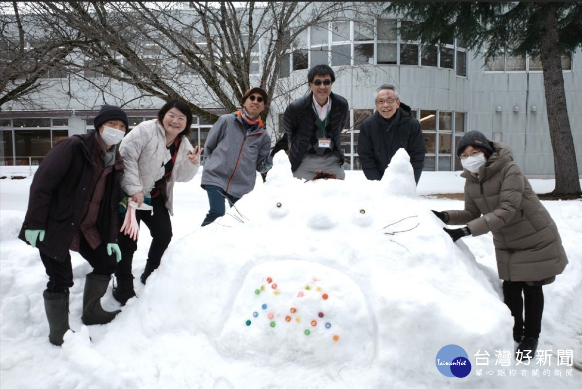 應外系主任與日本教養大學老師於秋田雪地合影