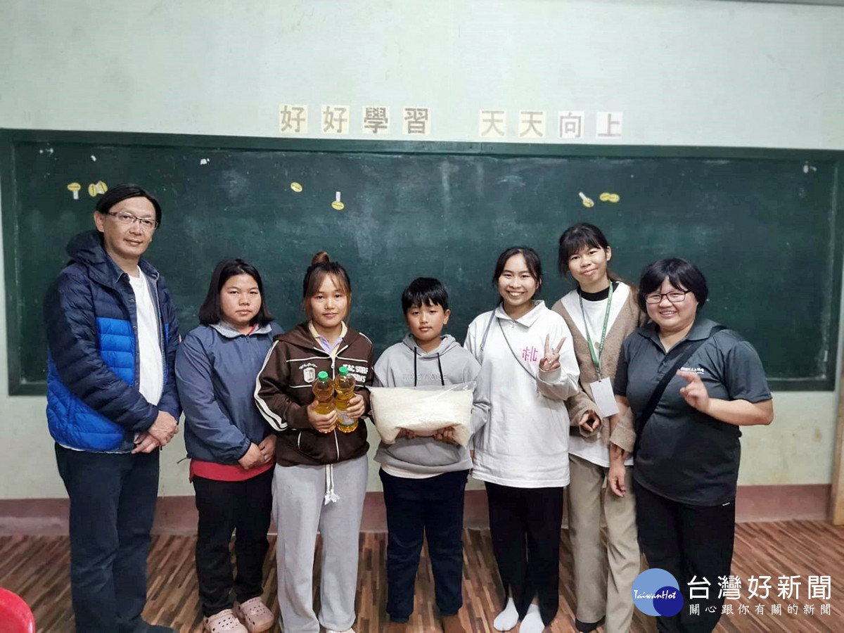 長庚科大志工團捐贈白米及食用油，以扶助當地貧困家庭