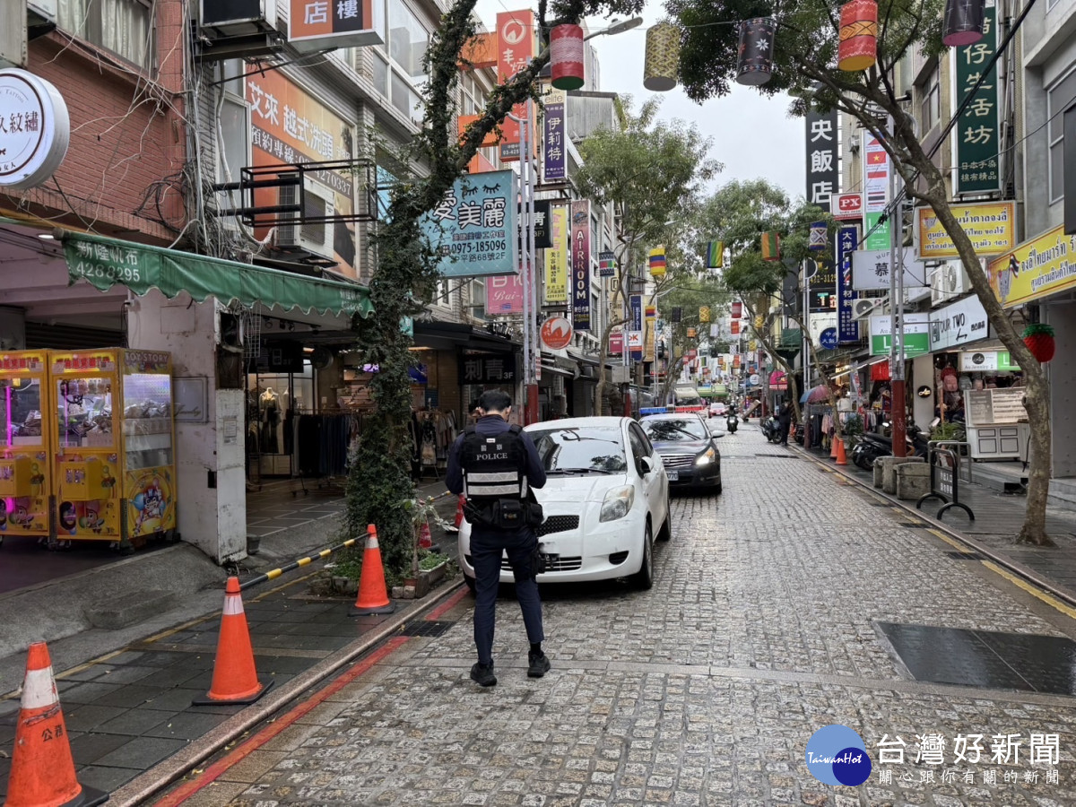 中壢警分局進行燈會交通管制及安全維護。