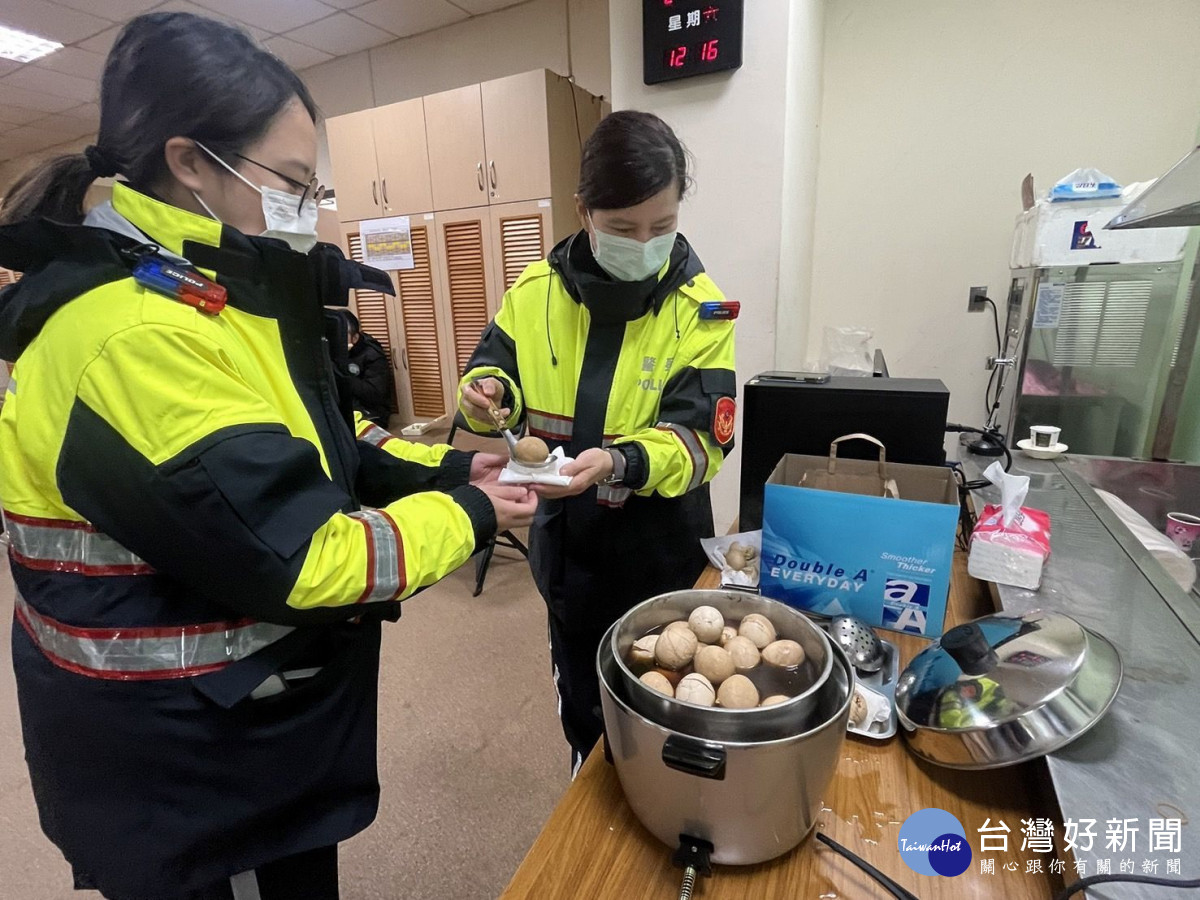平鎮警分局在指揮所設立「行動補給站」，滷製暖呼呼、香噴噴的茶葉蛋，讓執勤同仁都能暖身又暖心。