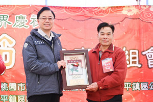 張市長和首屆桃園市苦茶油風味品評示範賽特選獎得主黃金𣾔合影。