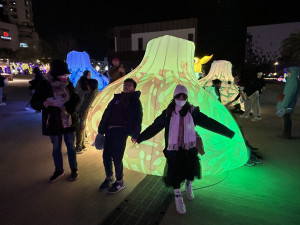 「山海城花·夢映客庄」一經碰觸後除燈光產生變化外，並會有泡泡噴出，相當有趣，吸引眾多大小朋友前往互動體驗。