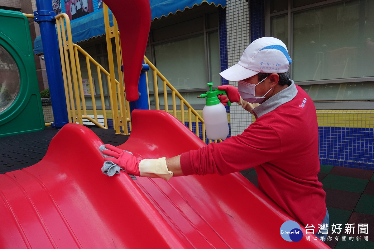 桃園市各級學校開學，市府教育局要求全面完成校園環境清潔消毒與及防疫物資整備工作。<br /><br />
