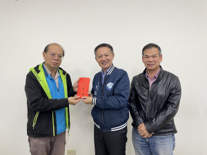 桃園市警察之友會中壢辦事頒贈獎慰金。
