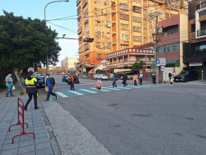 桃園市政府警察局各分局同步啟動「護童專案」，調派警力進駐轄內各級學校周邊，確保學童安全上、下學。