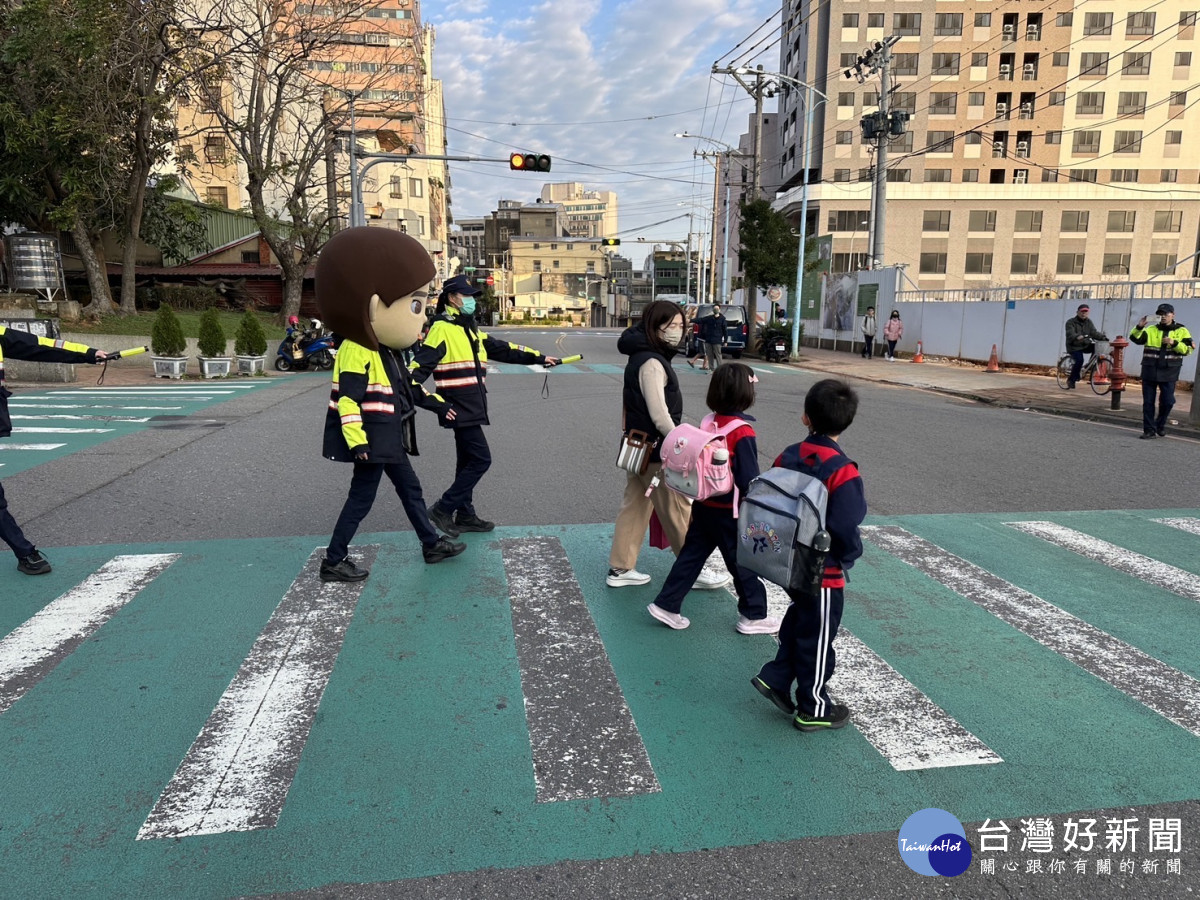 桃園市政府警察局各分局同步啟動「護童專案」，調派警力進駐轄內各級學校周邊，確保學童安全上、下學。