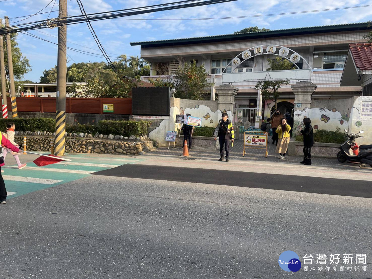 桃園市政府警察局各分局同步啟動「護童專案」，調派警力進駐轄內各級學校周邊，確保學童安全上、下學。