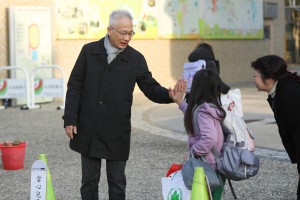 嘉義市府教育處長郭添財特別代表市長黃敏惠，前往關心各校開學準備情況／嘉義市府提供