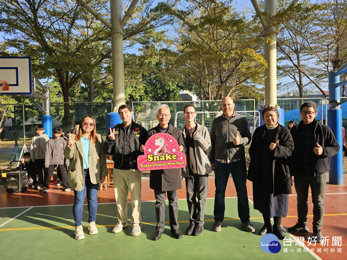 嘉義市聘任的外籍英語教師在開學始業式與學童互動，並教導學童蛇年與生肖的英語單字／嘉義市府提供