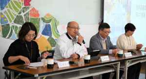 環保局長陳世偉與政風處長吳滄俯共同舉辦透明晶質獎籌備啟始會議，攜手合作全力爭取「透明晶質獎」。