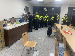 警局在快打任務編組警力待命服勤處所設置超商型補給站，提供的內容豐富多元。