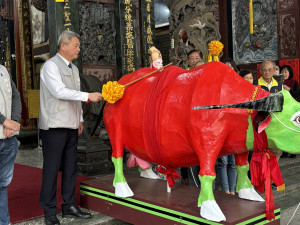 嘉義市大天宮傳承百年古禮舉行「祭芒神、鞭春牛勸勤儀式」／嘉義市府提供
