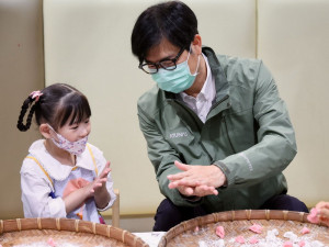 ▲陳其邁慰訪鳳山區兒童早期療育發展中心，與慢飛天使共同慶元宵，強調高雄擁有全國最多早療據點，致力成為慢飛天使兒童及家庭神隊友。