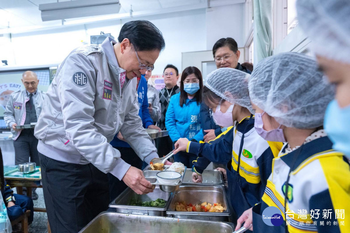 小朋友夾菜給張市長。