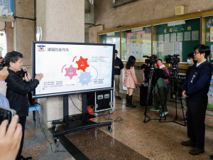 ▲陳其邁聽取建國國小廖居治校長簡報防疫整備情形，並提醒學童注意個人防護措施、保持教室環境通風，開學後若有流感症狀，應立即戴上口罩、在家休息。
