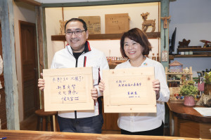 嘉義市長黃敏惠與新北市長侯友宜今（13）日前往嘉義舊監宿舍群，並參訪進駐戶之一「福樟良材木創工坊」體驗木業手作／嘉市政府提供