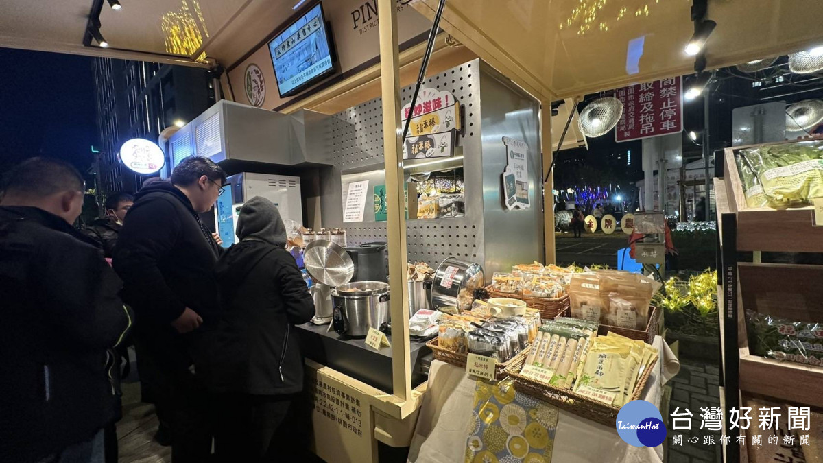 桃園各區可愛直銷車，每天桃園好農燈區輪流亮相，販售各區農產品。