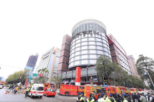 台中新光三越百貨中港店，13日傳出裝潢施工的12樓發生氣爆意外，釀成4人死亡、30人輕重傷的重大意外。（圖／翻攝自盧秀燕Facebook）