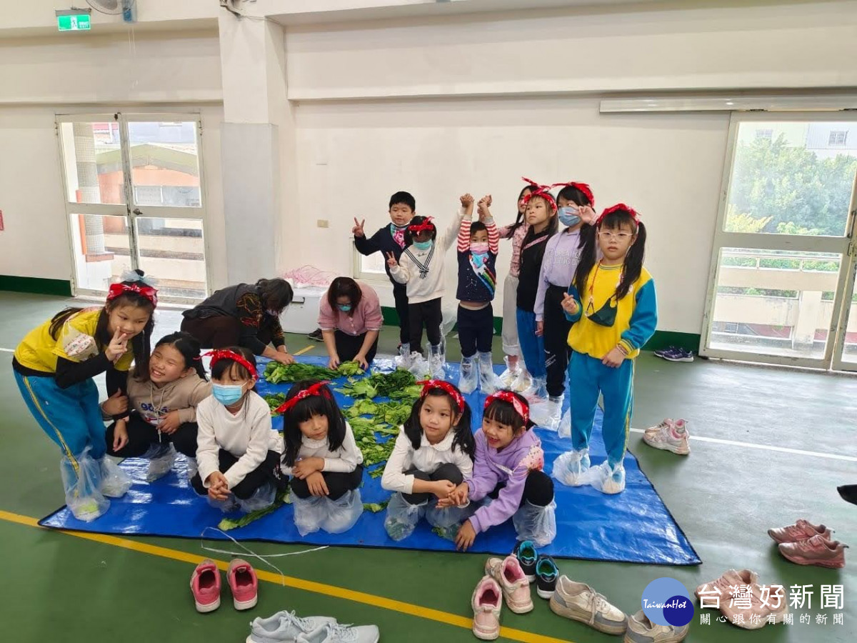 「鹹菜超人」四變身龍岡國小舉辦「客家鹹菜季」       展現先民智慧