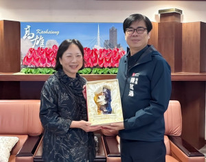 ▲加拿大國華台灣食品公司董事長周怡華拜會市長陳其邁，市長致贈刻有台灣之光字樣的琉璃製品予國華董事長，感謝國華協力行銷高雄水產品至加拿大。