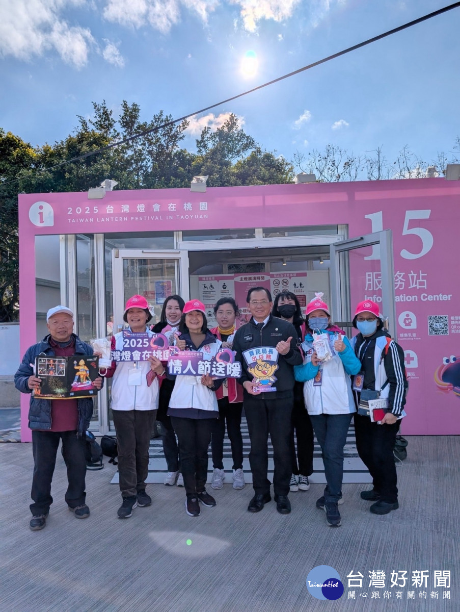 社會局長陳寶民特別為在這特別日子前往各服務台，向值班志工逐一致送一份暖心禮物。