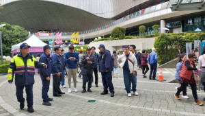 桃市府秘書長偕同警局長慰勤，慰問辛苦執勤的警察同仁與義交。