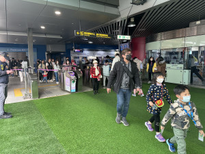 賞燈民眾進出捷運站順暢。