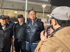 張市長視察燈會疏運。