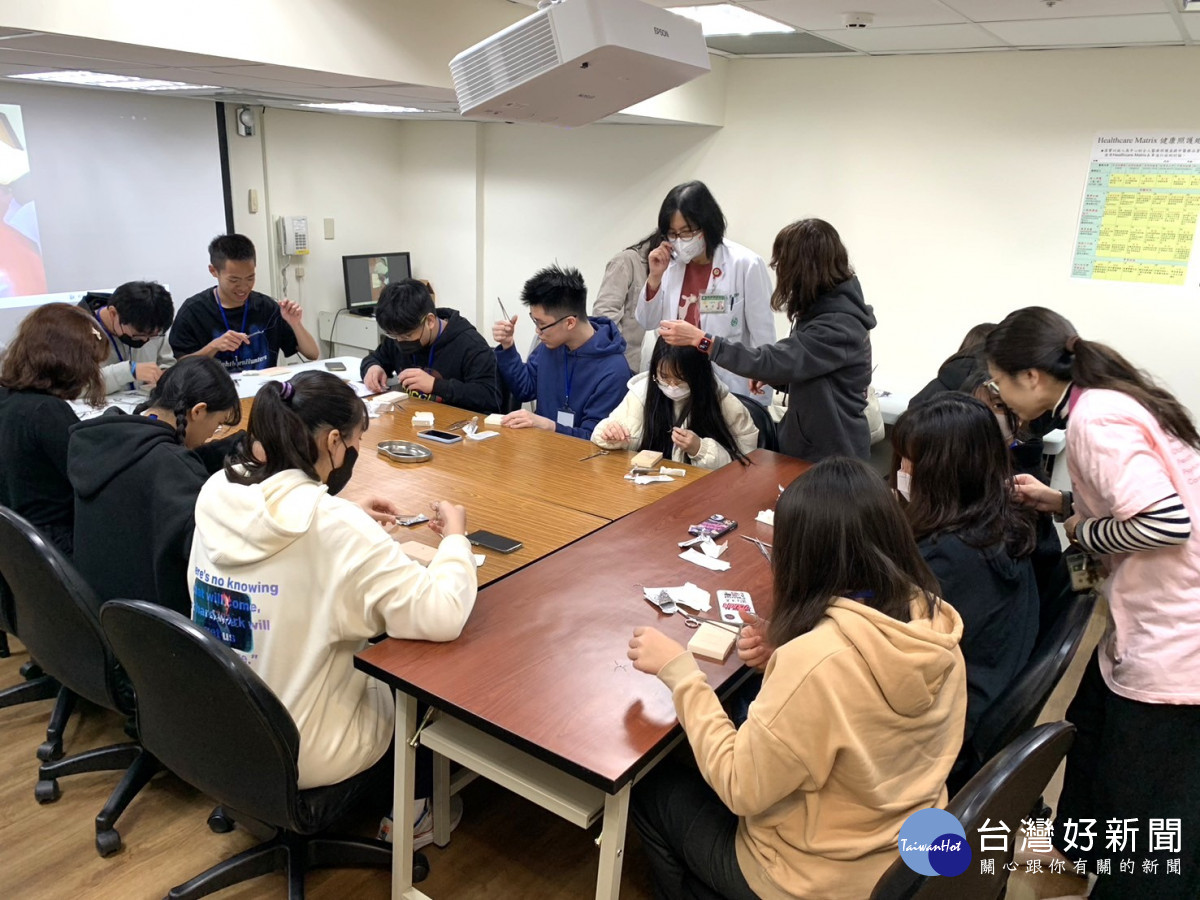 學員進行傷口縫合