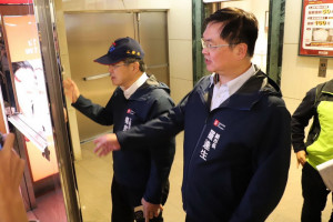 ▲羅達生副市長率領工務局、消防局、勞工局、經發局、欣高瓦斯公司以及建築師公會多點齊發，至百貨公司進行聯合稽查。