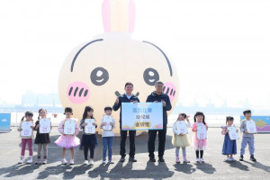 ▲2025冬日遊樂園寫生比賽頒獎，李懷仁副市長表揚獲獎學生。