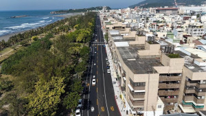 ▲高市旗津三路道路翻新。