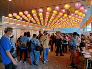 ▲高市府22日在高鐵左營站彩虹市集夢想廣場舉辦「樂業高雄、幸福融融」現場徵才活動。