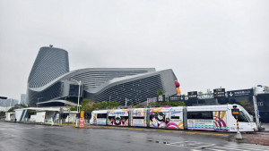 ▲高市運發局推出全原運彩繪列車， 民眾拍照打卡可抽一卡通。