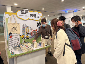 ▲日本高梁市回訪高雄市立圖書館。