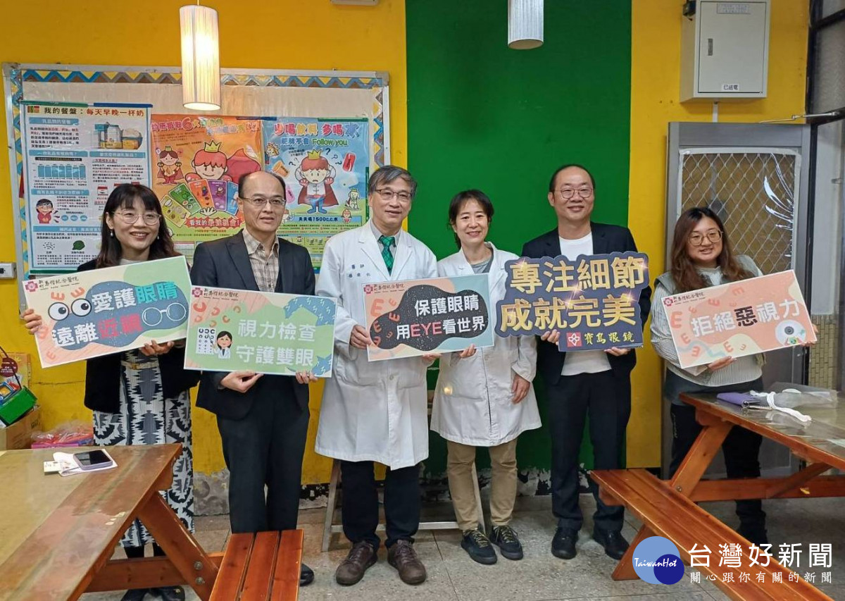 新竹市立馬偕兒童醫院院長楊俊仁(左三)偕眼科主任蔡佳容(右三)等醫療團隊至五峰鄉。
