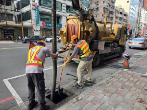 ▲迎戰極端氣候，高市環保局確保溝渠排水通暢。